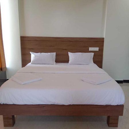 Royal Kitchen Hotel Hirisave ภายนอก รูปภาพ